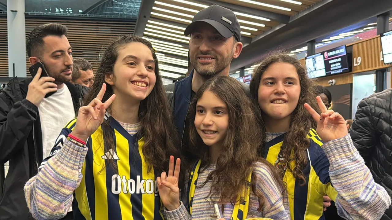 Taraftarlar yalnız bırakmadı! Domenico Tedesco, İstanbul'dan ayrıldı