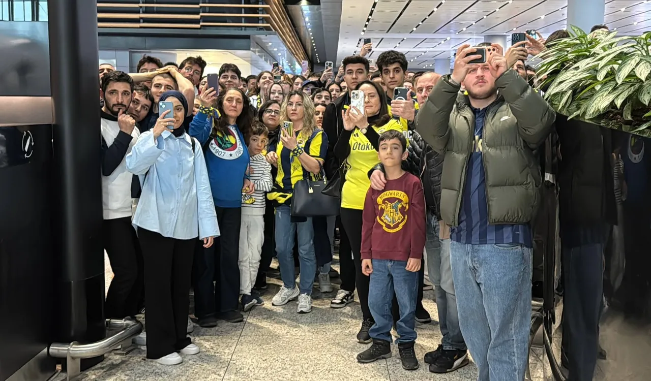 Taraftarlar yalnız bırakmadı! Domenico Tedesco, İstanbul'dan ayrıldı