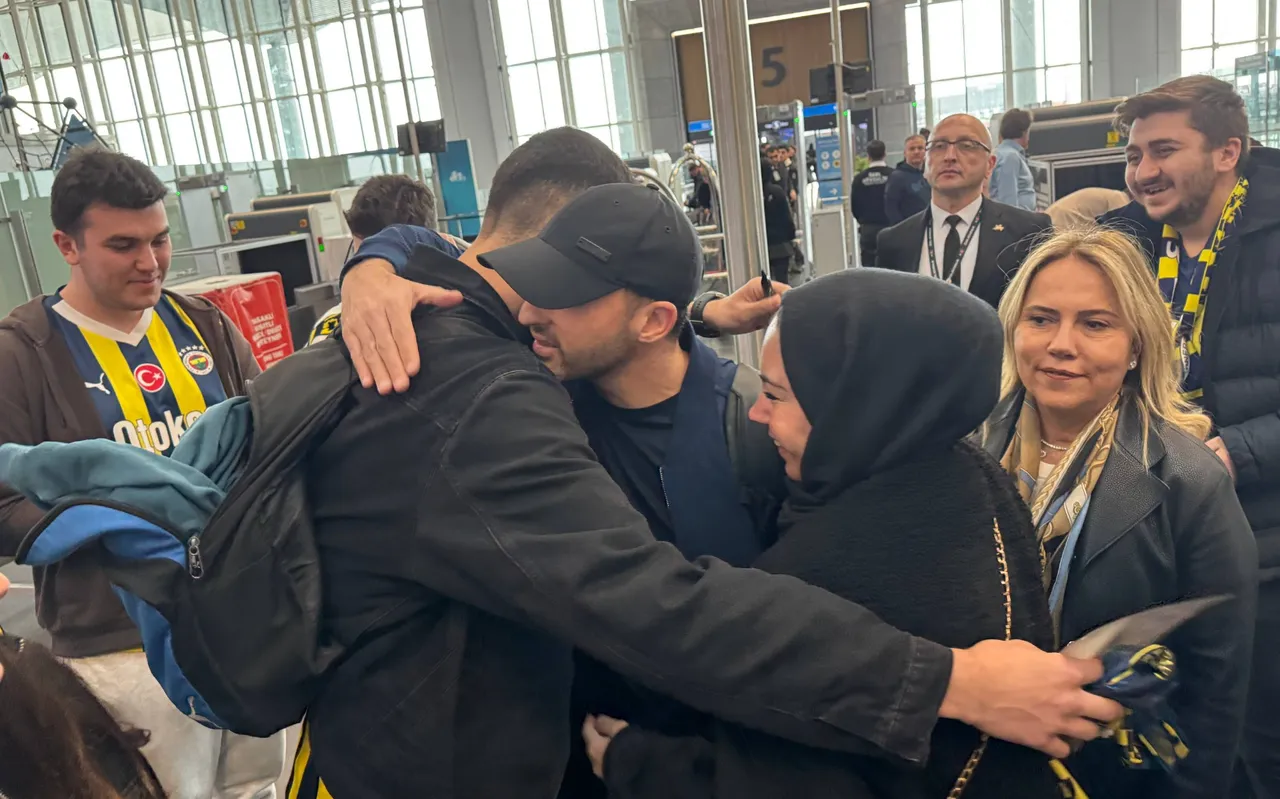 Taraftarlar yalnız bırakmadı! Domenico Tedesco, İstanbul'dan ayrıldı