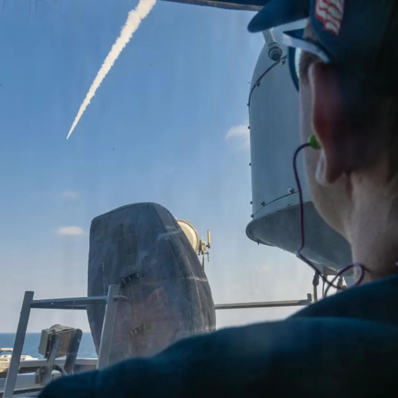 Yapay zeka sadece bomba atmak için değil; hangi hedefe hangi mühimmatın (örneğin bir B-2 mi yoksa Tomahawk mı) uygun olduğunu seçmek ve yedek parça lojistiğini yönetmek için de kullanılıyor.