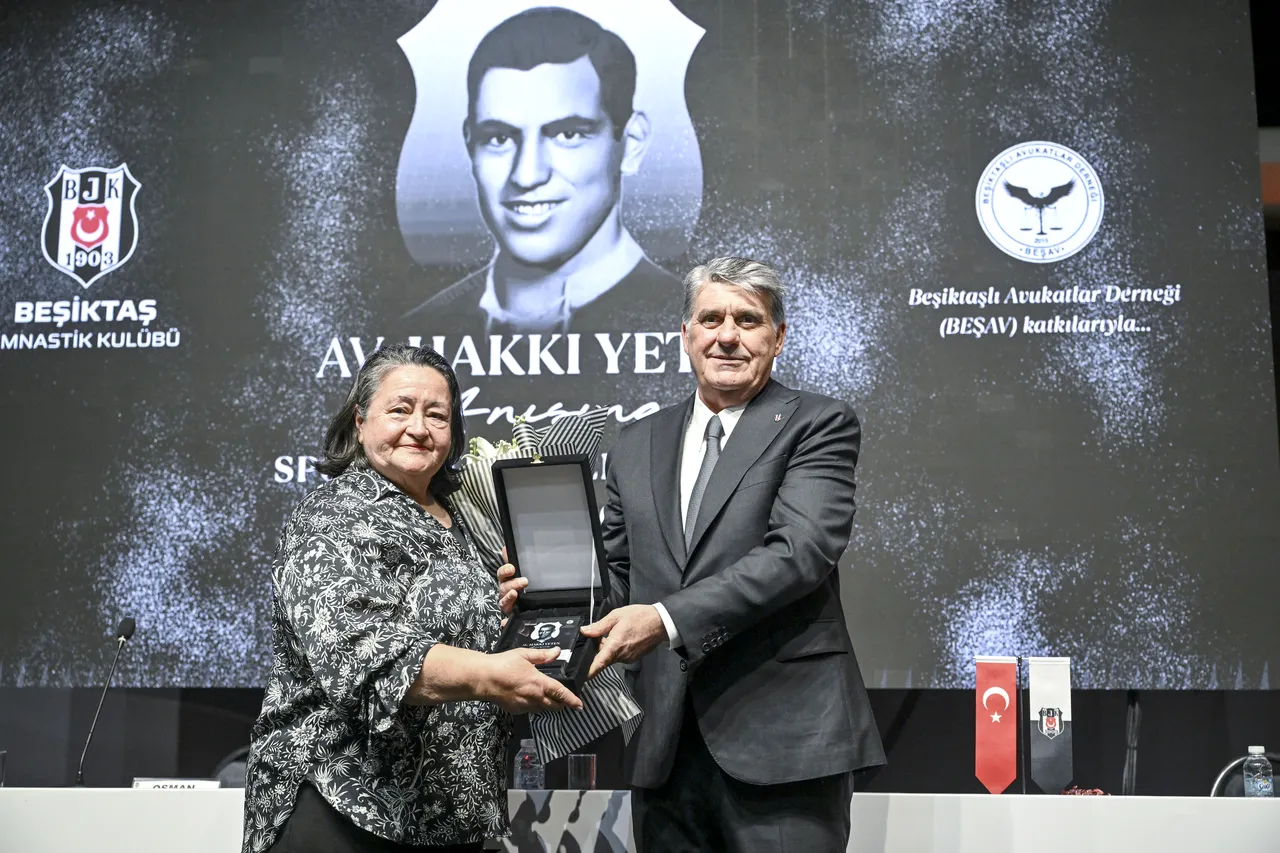 Serdal Adalı, Hakkı Yeten'in yeğeni Sibel Oymak'a çiçek ve plaket hediye etti.