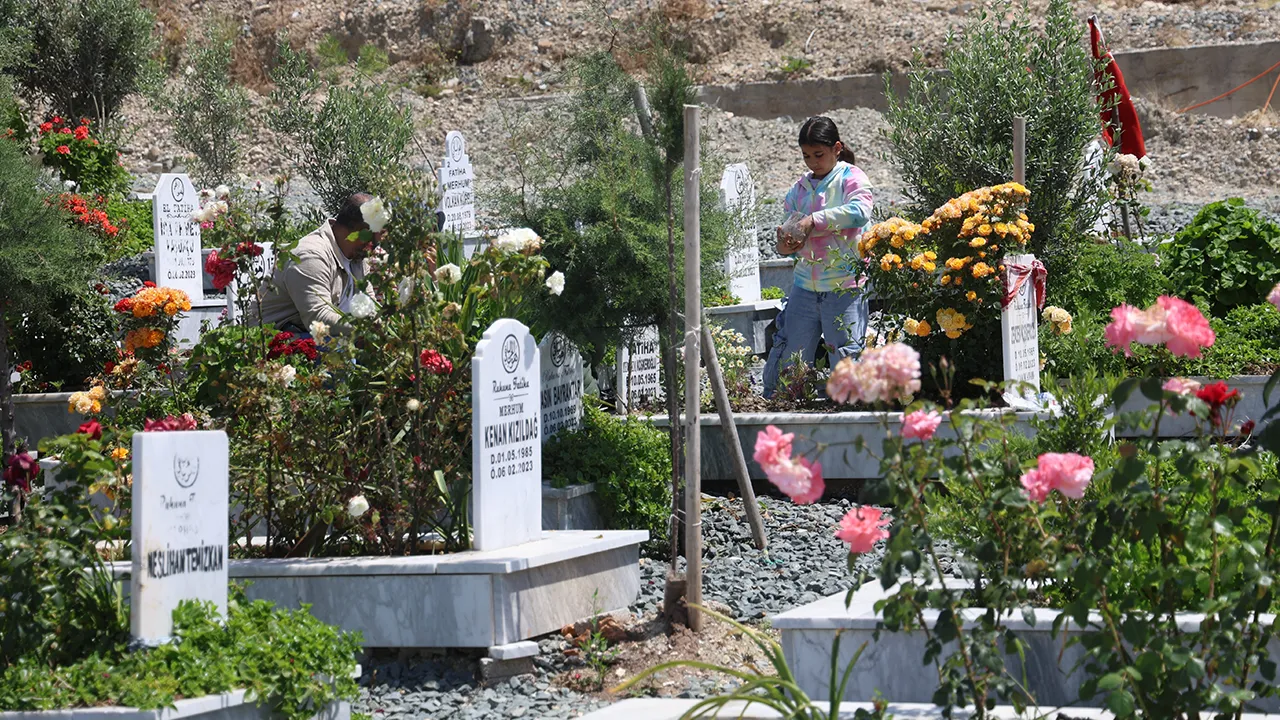 6 Şubat depremlerinde annesini kaybeden genç yürekleri dağladı: Dünyamı kaybetmiş gibiyim