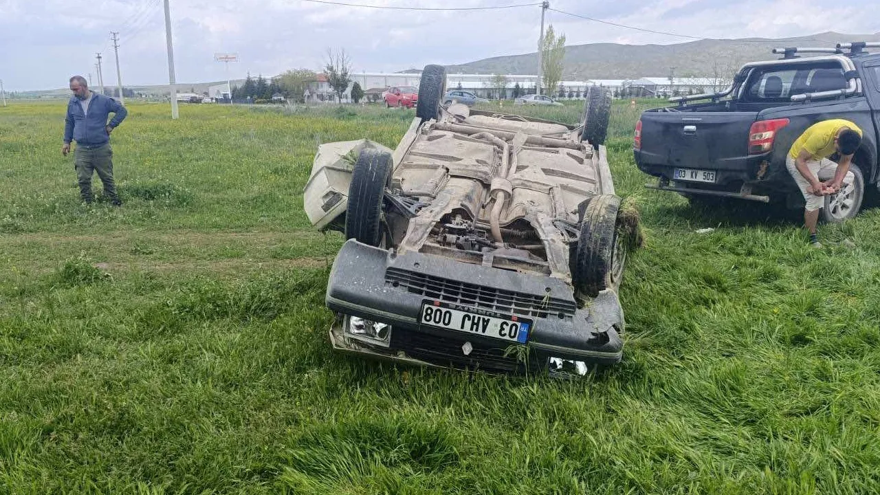 Afyonkarahisar'da otomobil şarampole devrildi: Ölü ve yaralılar var