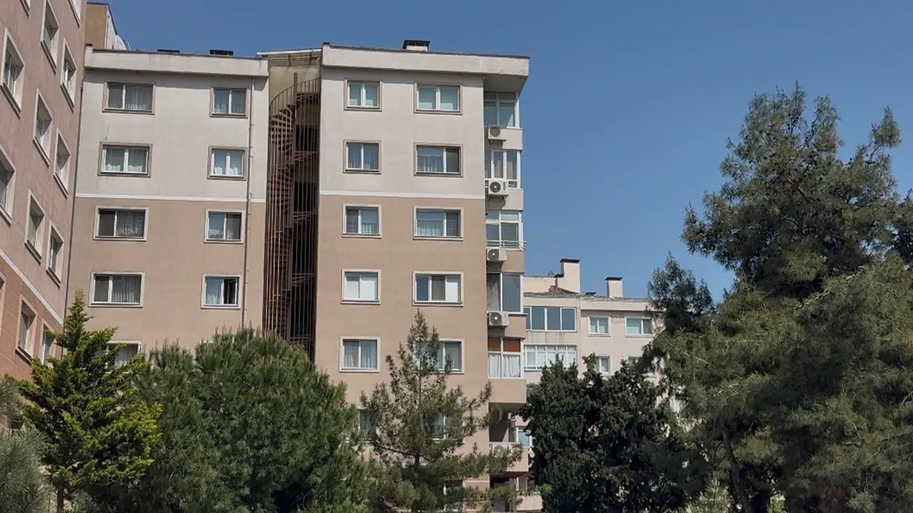 Bahçelievler’de dehşet! Eşini 10 bıçak darbesiyle yaralayıp kaçtı 