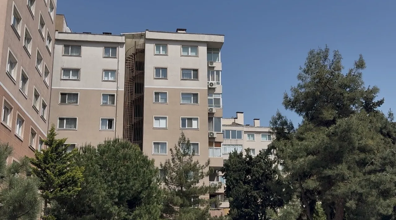 Bahçelievler’de dehşet! Eşini 10 bıçak darbesiyle yaralayıp kaçtı