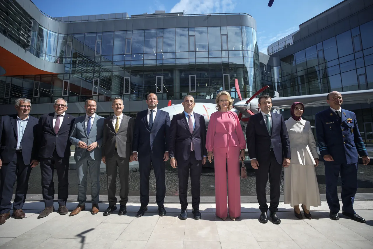 Belçika Kraliçesi Mathilde Baykarda! Milli SİHAları inceledi