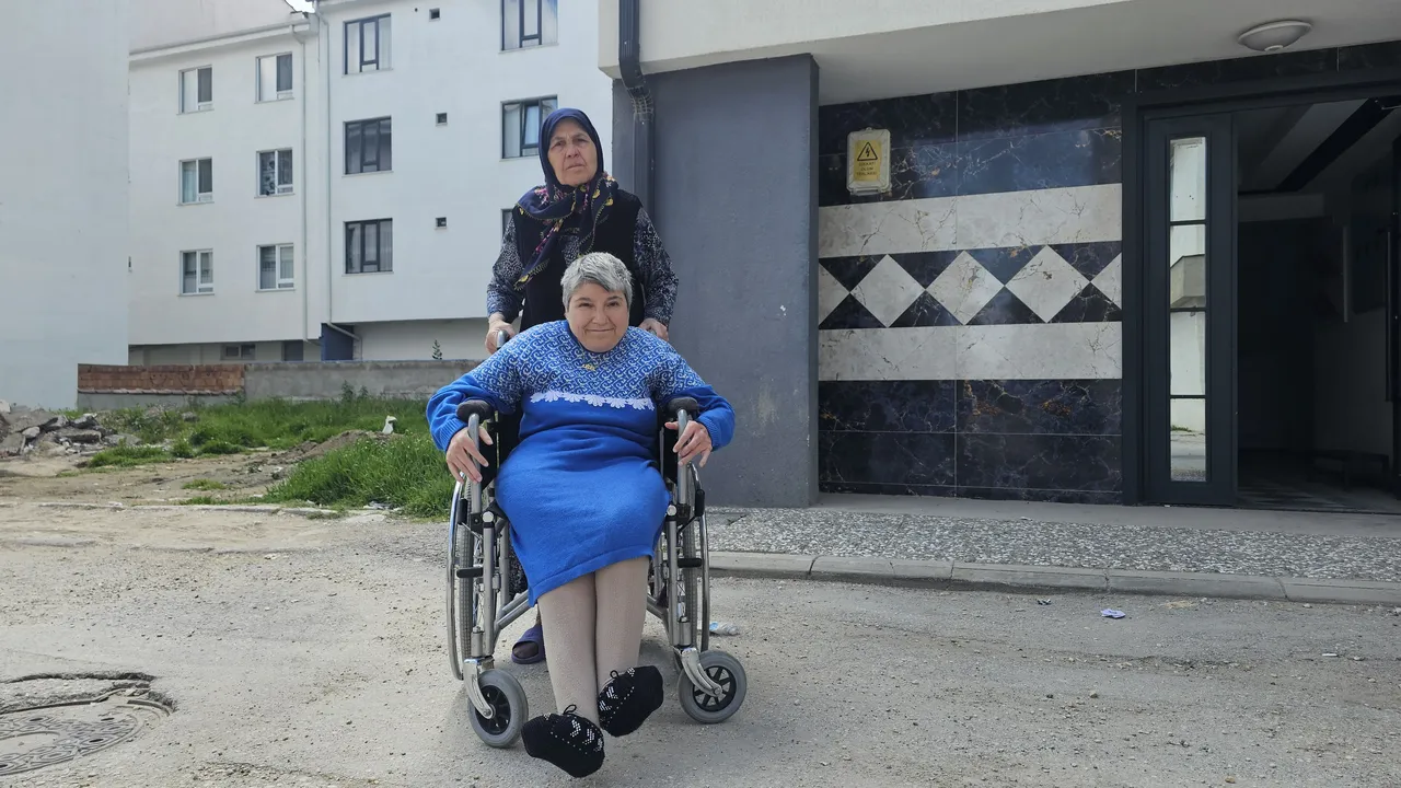 Bir annenin göz yaşartan hikayesi! Engelli kızına gözü gibi bakıyor: Sırtımda sandıkla 5 yıl okula götürdüm