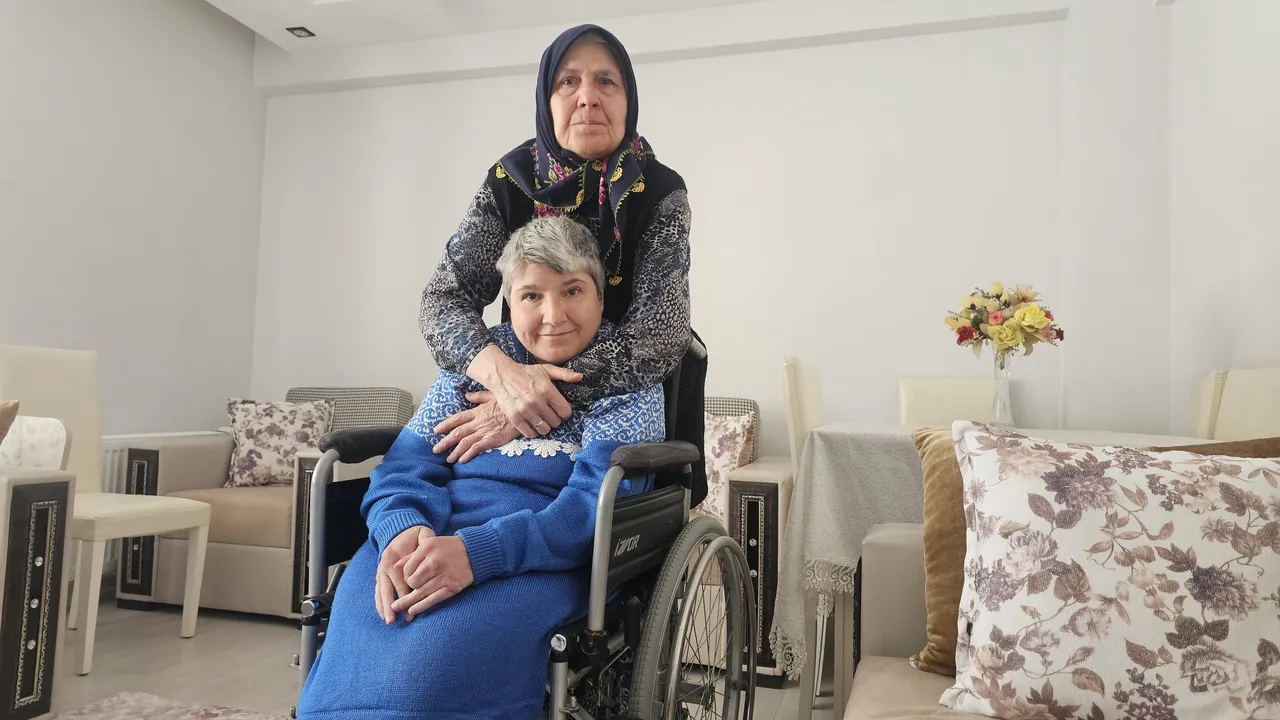 Bir annenin göz yaşartan hikayesi! Engelli kızına gözü gibi bakıyor: Sırtımda sandıkla 5 yıl okula götürdüm