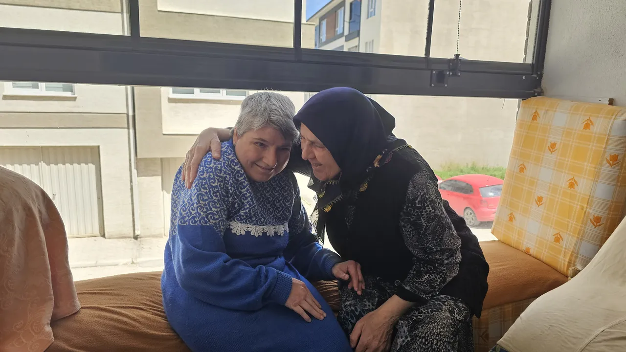 Bir annenin göz yaşartan hikayesi! Engelli kızına gözü gibi bakıyor: Sırtımda sandıkla 5 yıl okula götürdüm