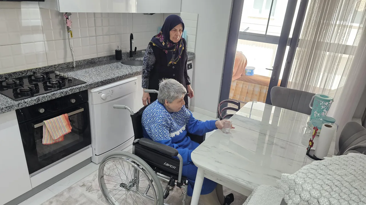 Bir annenin göz yaşartan hikayesi! Engelli kızına gözü gibi bakıyor: Sırtımda sandıkla 5 yıl okula götürdüm