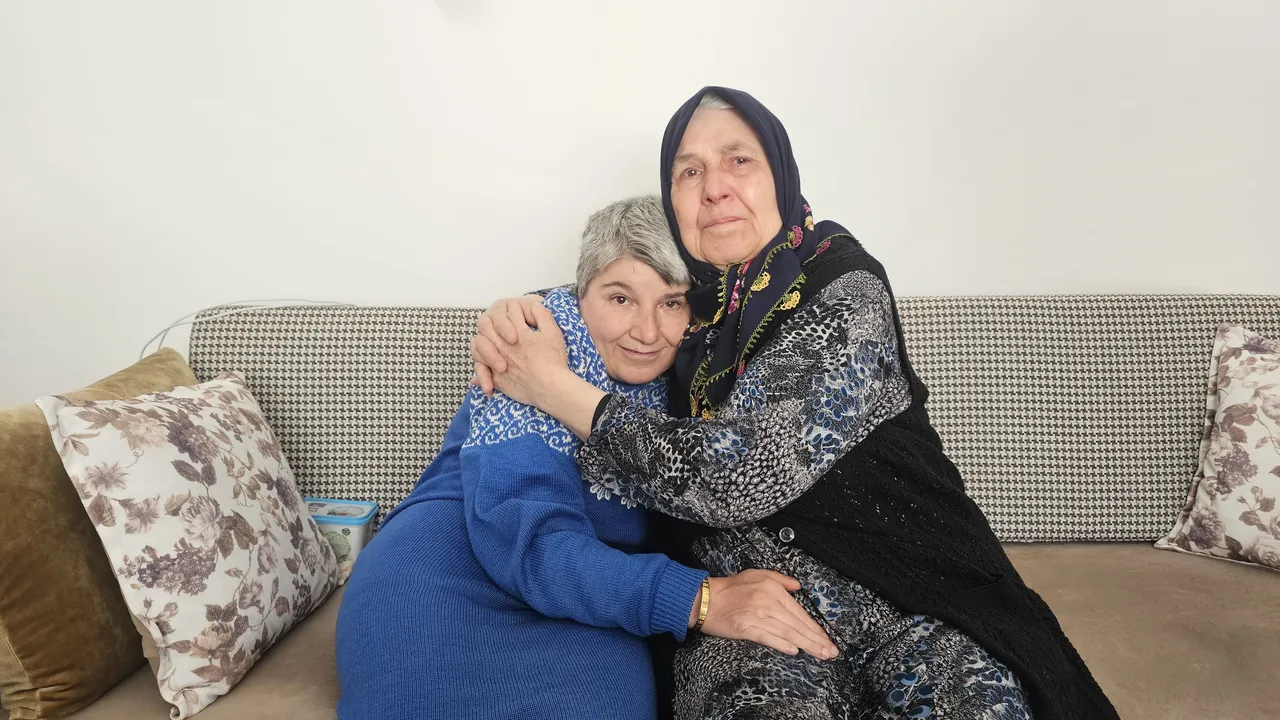 Bir annenin göz yaşartan hikayesi! Engelli kızına gözü gibi bakıyor: Sırtımda sandıkla 5 yıl okula götürdüm