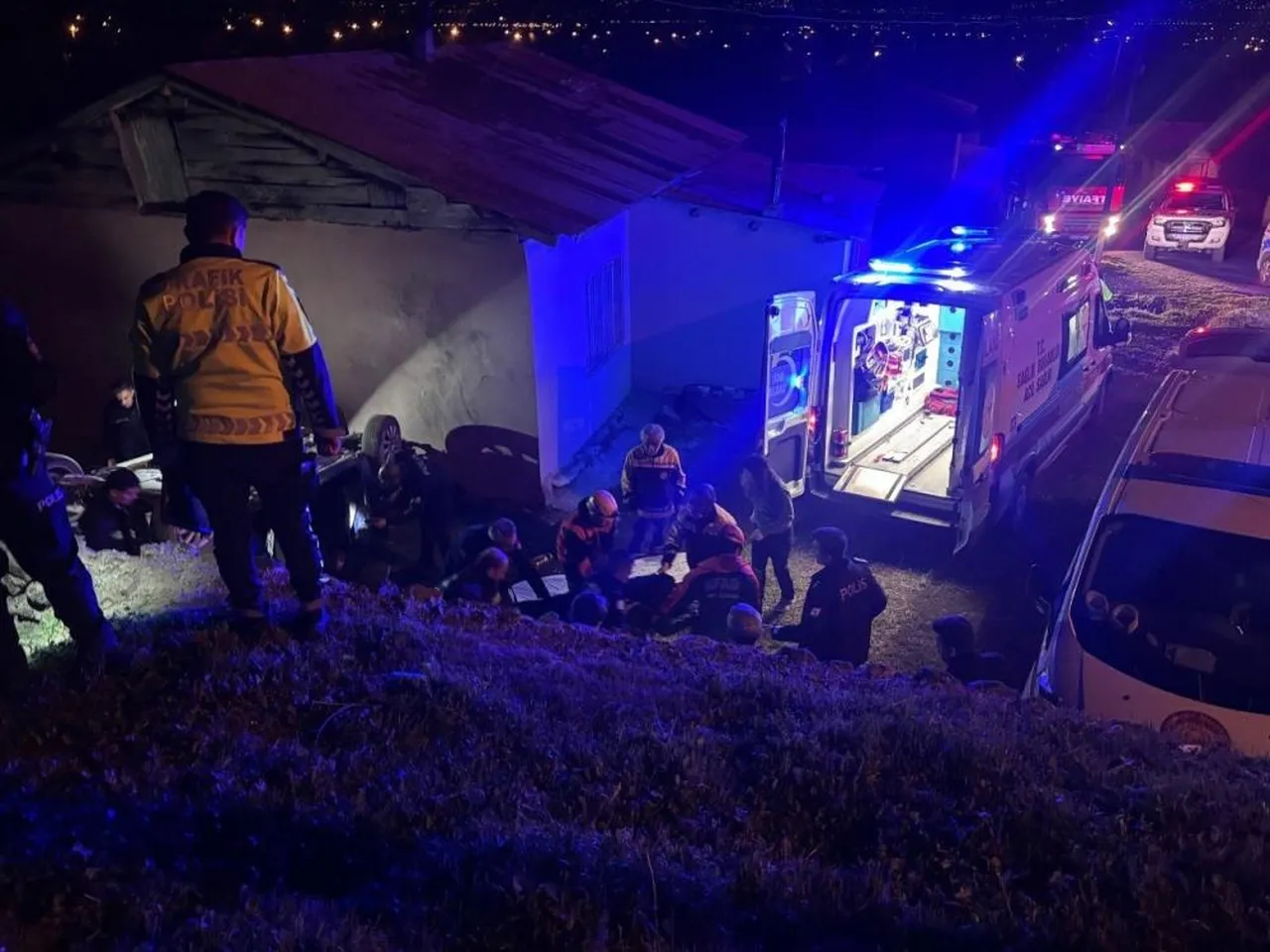 Erzincan'da otomobil evin bahçesine uçtu: 2 kişi yaralandı