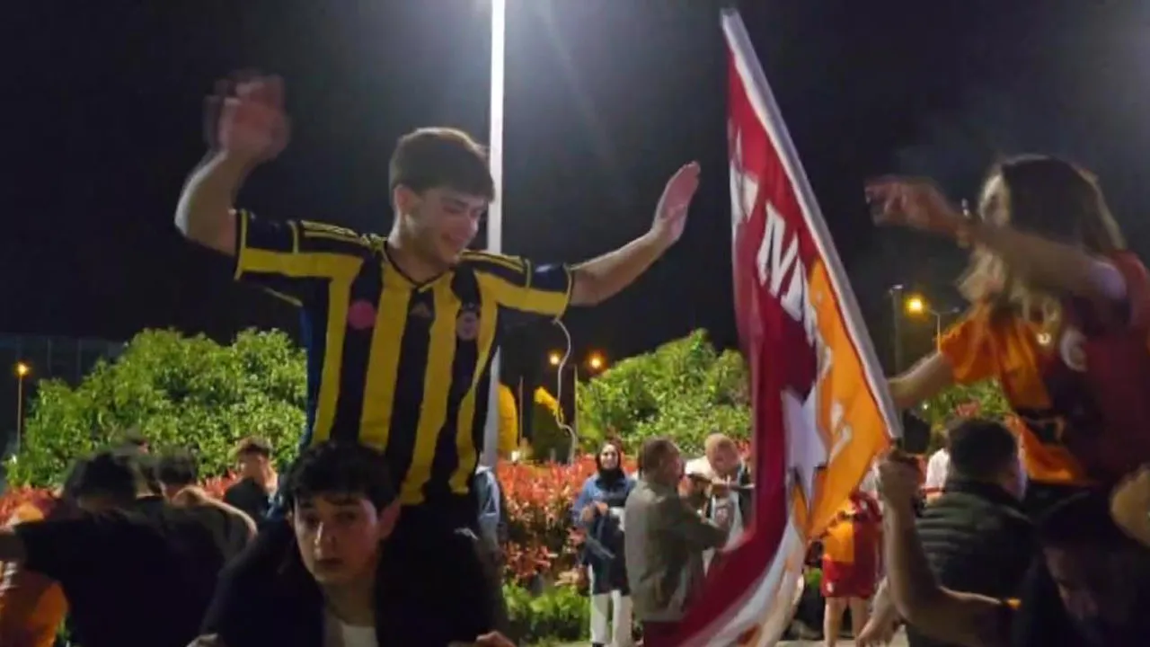 Galatasaray'ın kutlamalarına Fenerbahçe taraftarları da katıldı: 'Bir gün biz de şampiyon oluruz'