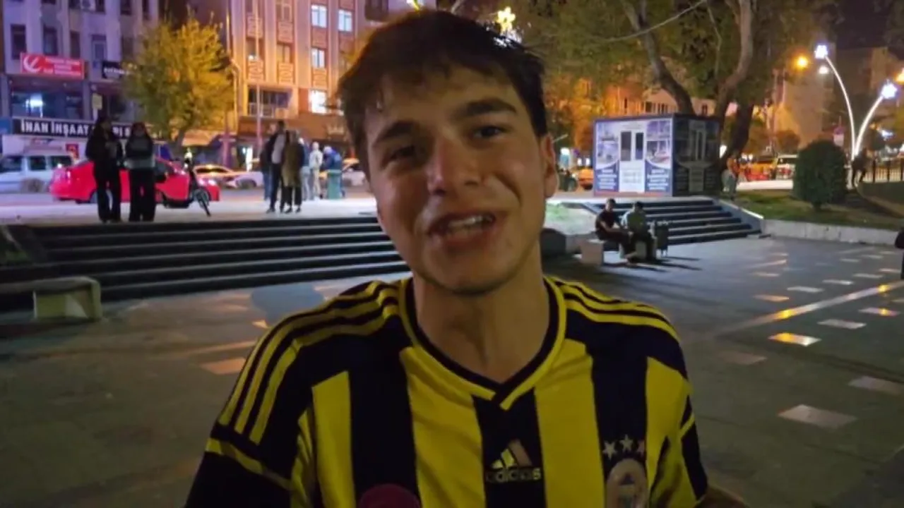 Galatasaray'ın kutlamalarına Fenerbahçe taraftarları da katıldı: 'Bir gün biz de şampiyon oluruz'