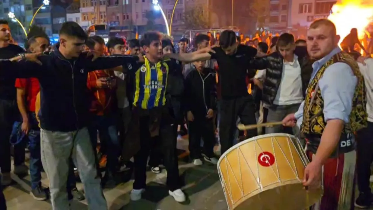 Galatasaray'ın kutlamalarına Fenerbahçe taraftarları da katıldı: 'Bir gün biz de şampiyon oluruz'