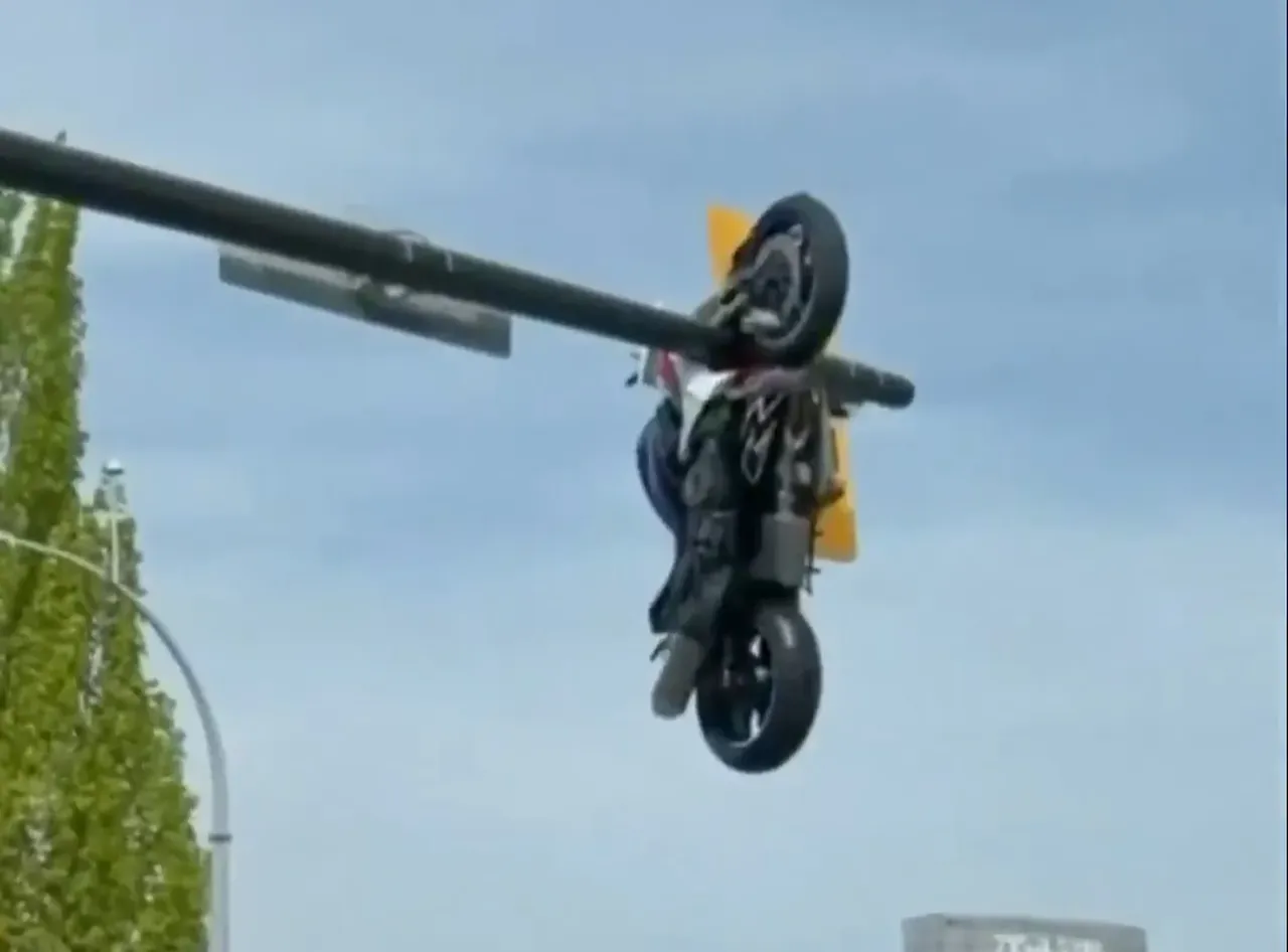 Gören dönüp bir daha baktı! Otomobille çarpışan motosiklet trafik lambasına asılı kaldı