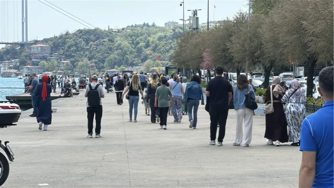 İstanbul’da güneş yüzünü gösterdi, sahiller doldu