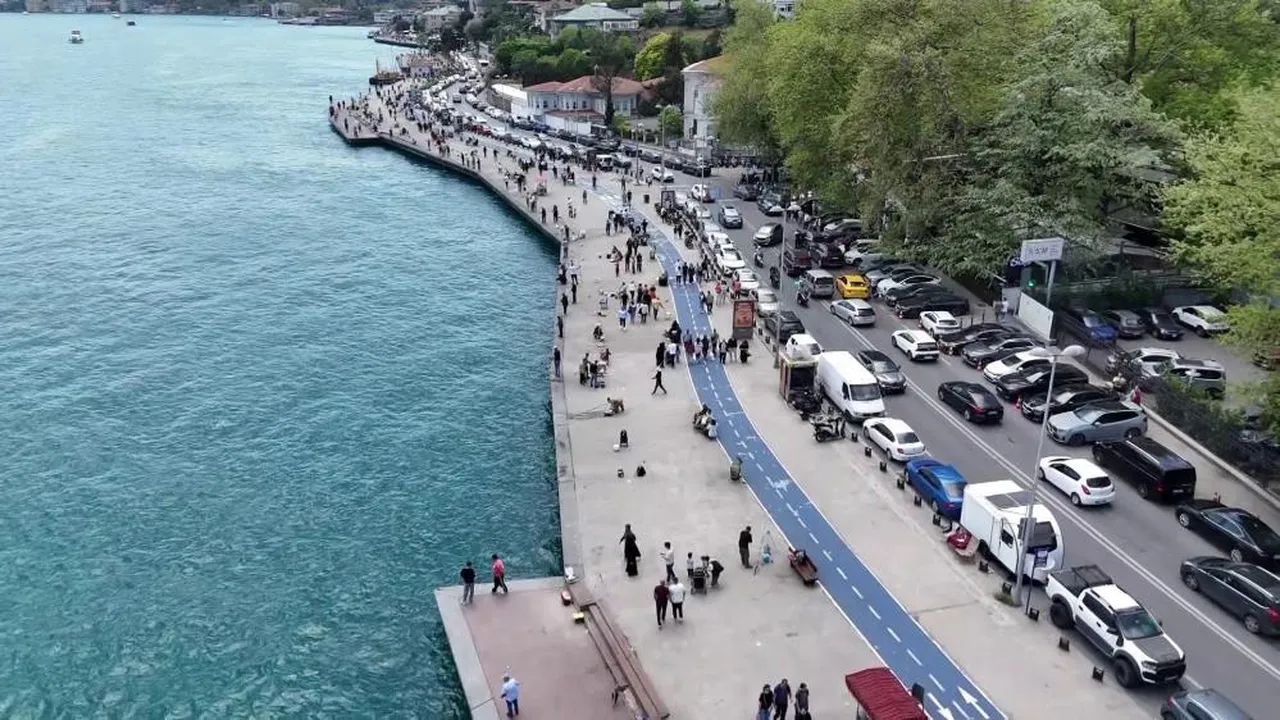 İstanbul’da güneş yüzünü gösterdi, sahiller doldu