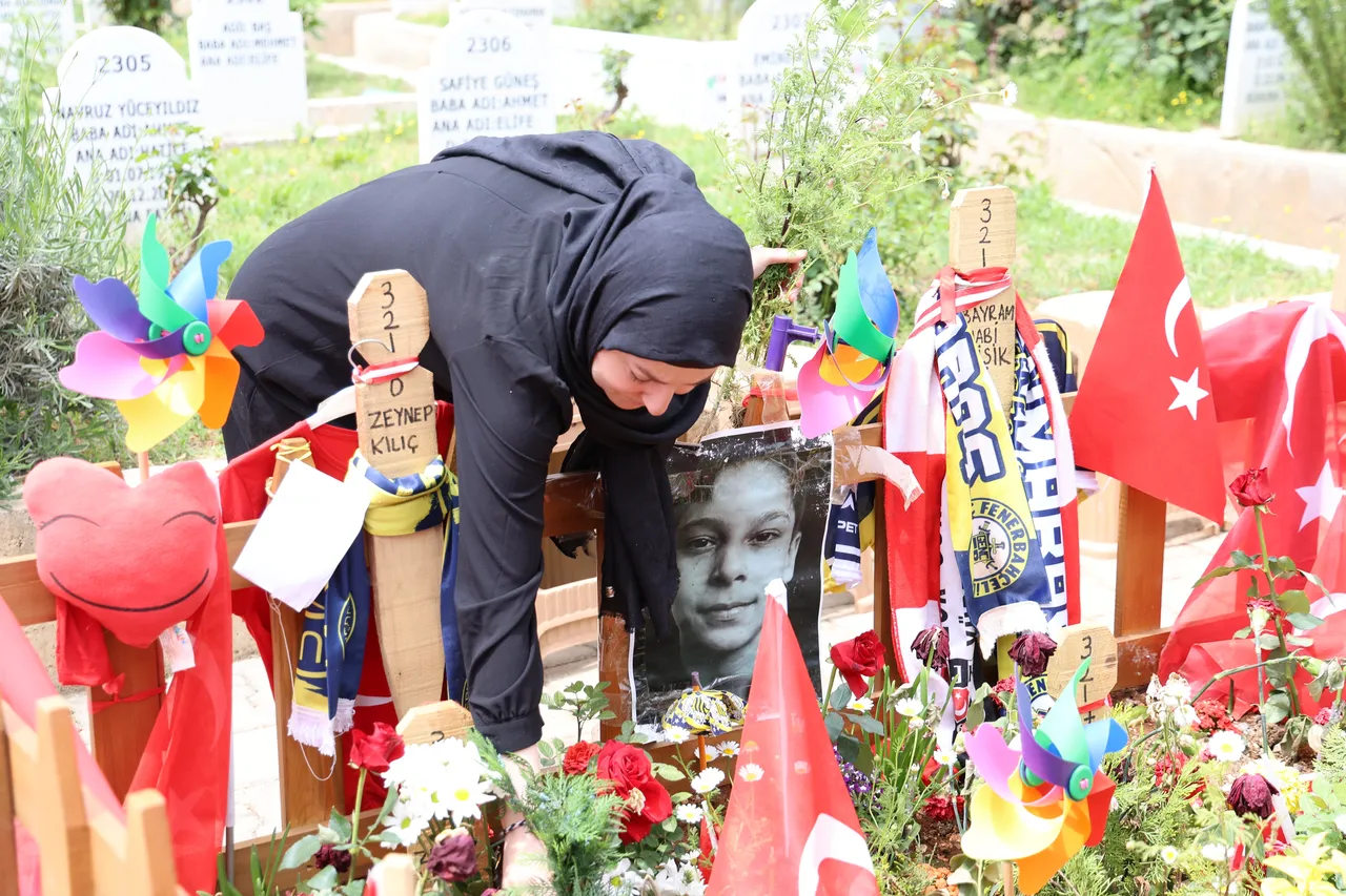 Okul saldırısında ölen Bayram’ın annesinin gözyaşları yürek sızlattı: Her gün çiçek getirirdi, ben de onu çiçeksiz koymam