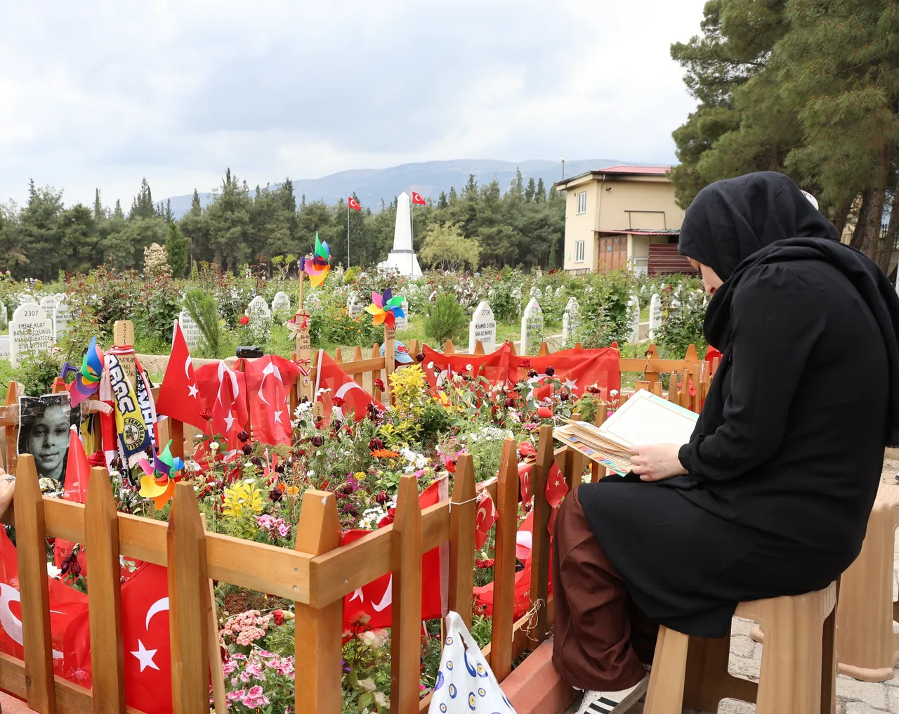 Okul saldırısında ölen Bayram’ın annesinin gözyaşları yürek sızlattı: Her gün çiçek getirirdi, ben de onu çiçeksiz koymam