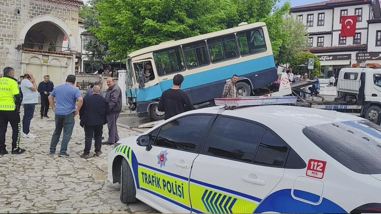 Safranbolu'da dehşet anları! Freni boşalan dolmuş tarihi çarşıya daldı