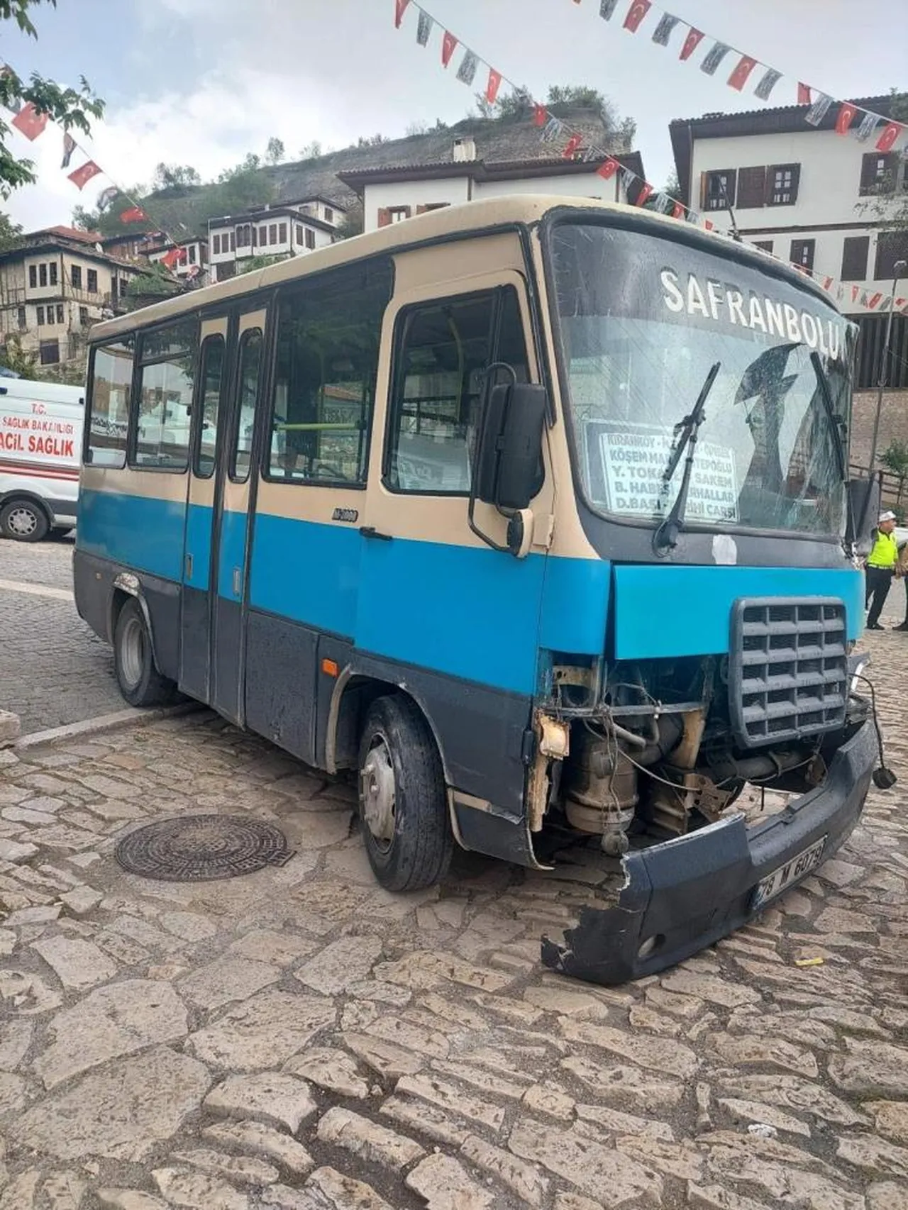 Safranbolu'da dehşet anları! Freni boşalan dolmuş tarihi çarşıya daldı