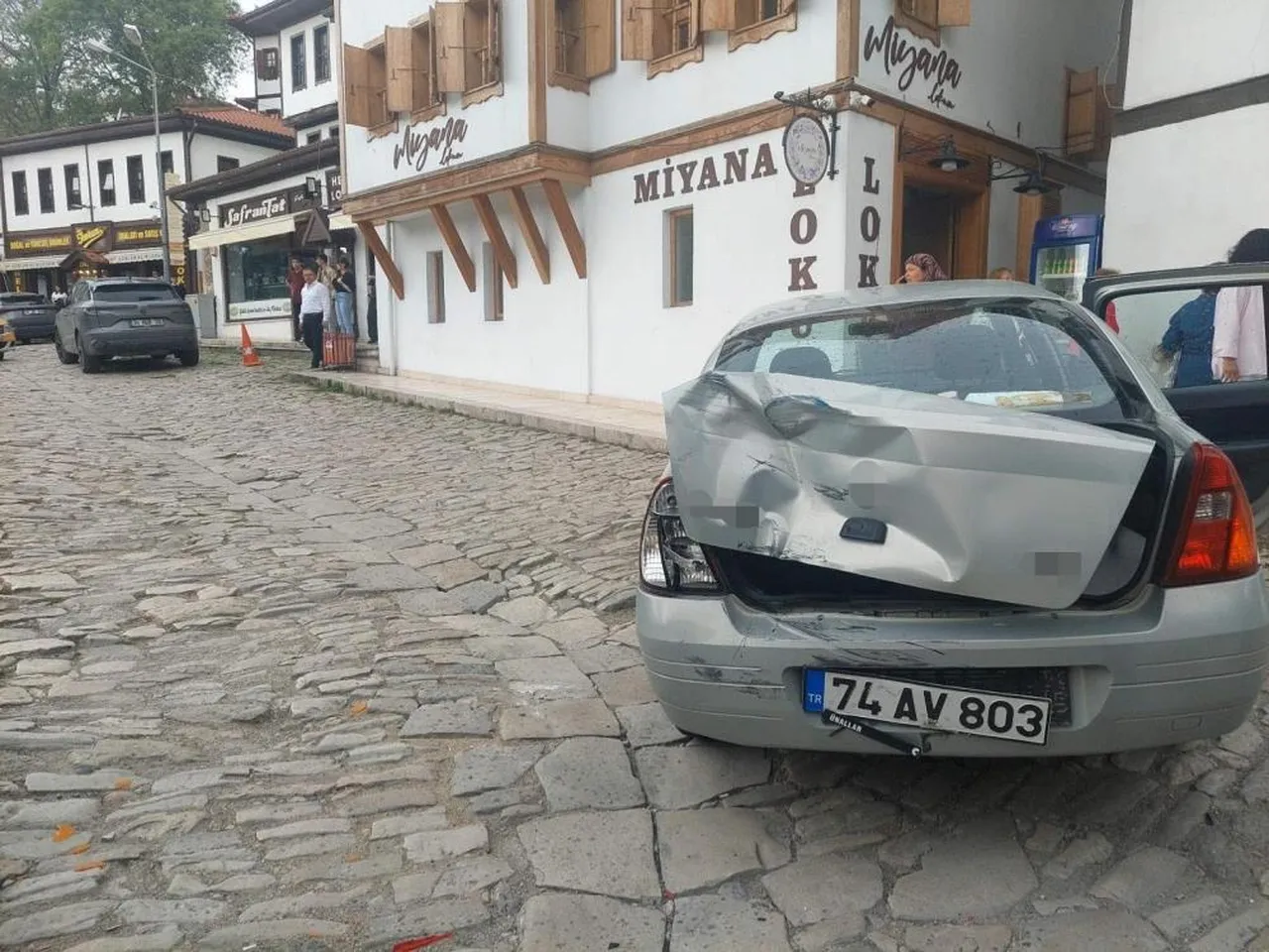 Safranbolu'da dehşet anları! Freni boşalan dolmuş tarihi çarşıya daldı