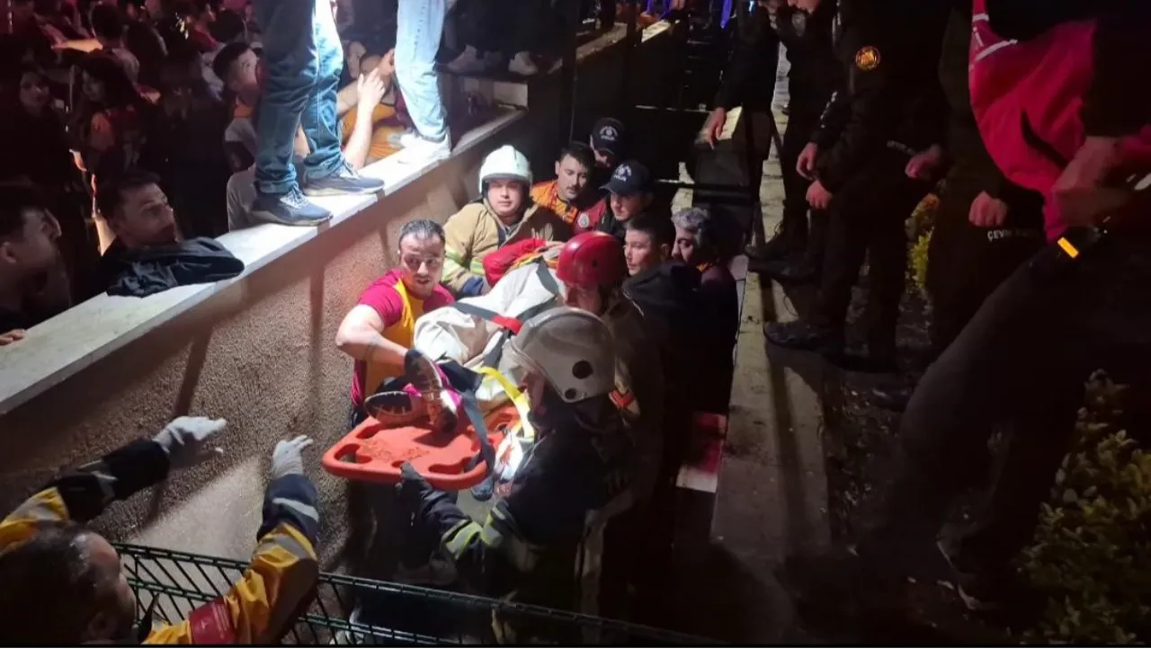 Taraftar 2 metre yükseklikten düştü! Şampiyonluk kutlaması hastanede bitti