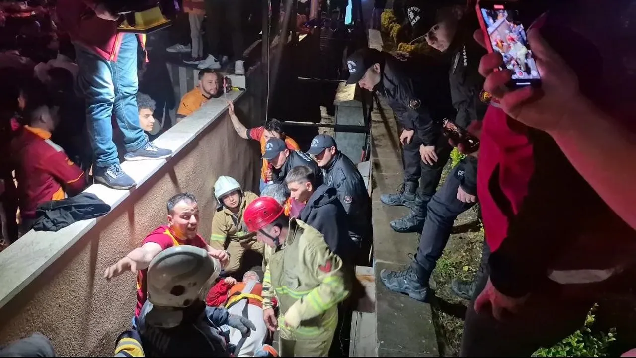 Taraftar 2 metre yükseklikten düştü! Şampiyonluk kutlaması hastanede bitti