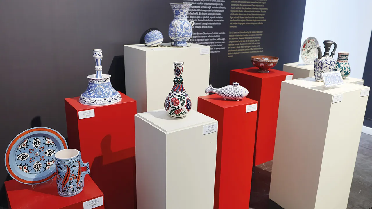 17 Mayıs’a kadar görülebilecek sergide, Batı müzelerine götürülen çini eserlerin replikaları dikkat çekiyor.
