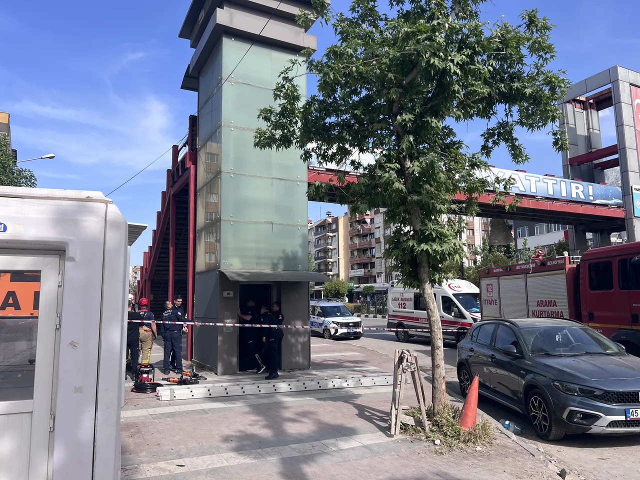 Yaya üst geçidinde feci ölüm! Kurtarma çalışmaları da olay oldu, yaralılar var