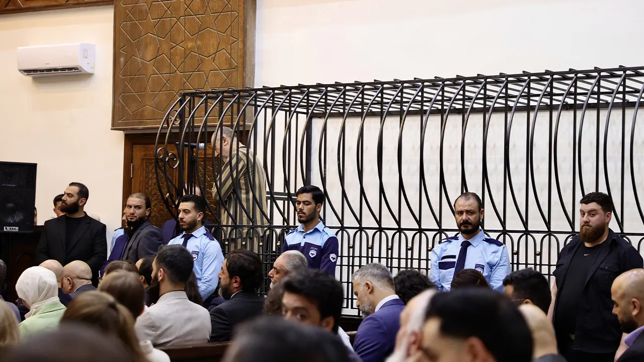 Yıllarca adı işkence iddialarıyla anıldı! Esad'ın kuzeni mahkemede '3 maymunu' oynadı