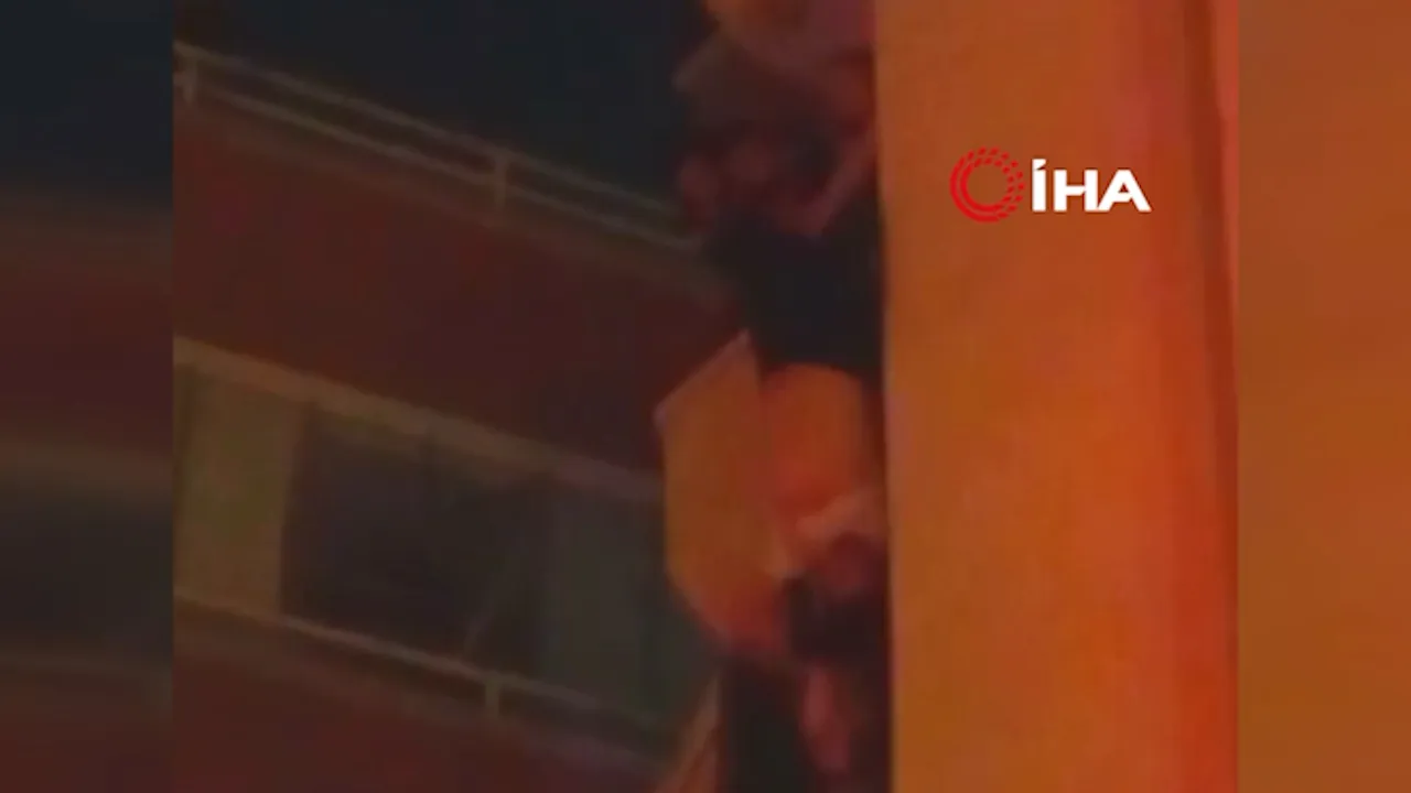 Ankara'da yürekleri ağza getiren anlar! Balkondan sarkan şahsı polis son anda böyle yakaladı
