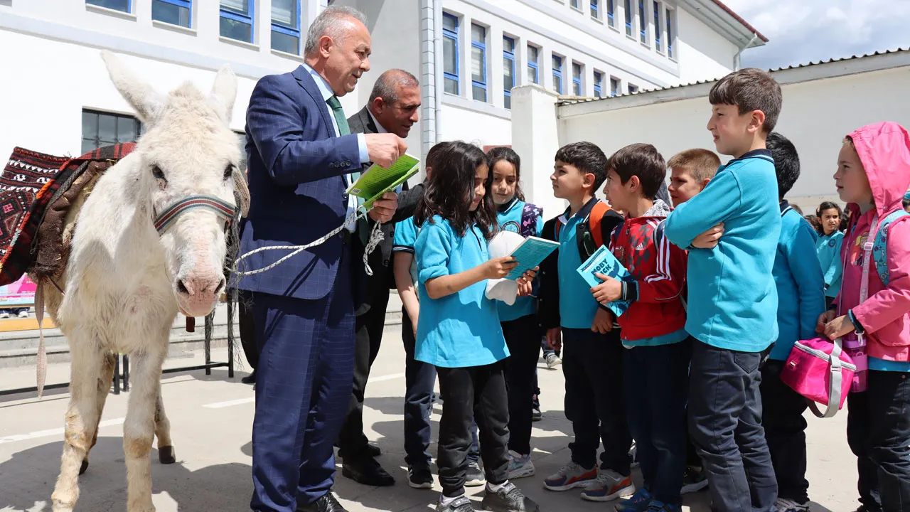 Erzincanlı gurbetçi rşek sırtında kitap ve kırtasiye dağıttı