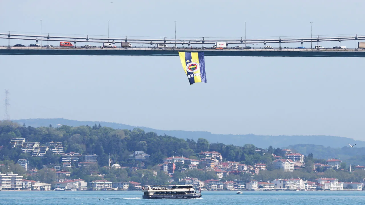 Fenerbahçe'nin bayrakları köprülere asıldı