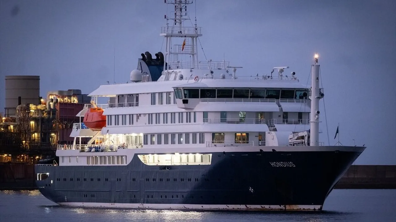 Hantavirüs vakalarının tespit edildiği Hollanda bandralı "MV Hondius" gemisi