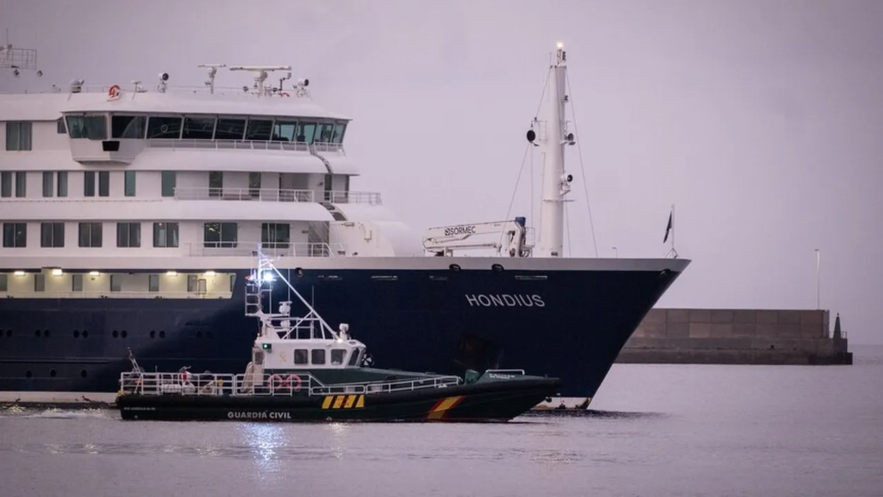 Hantavirüs vakalarının tespit edildiği Hollanda bandralı "MV Hondius" gemisi