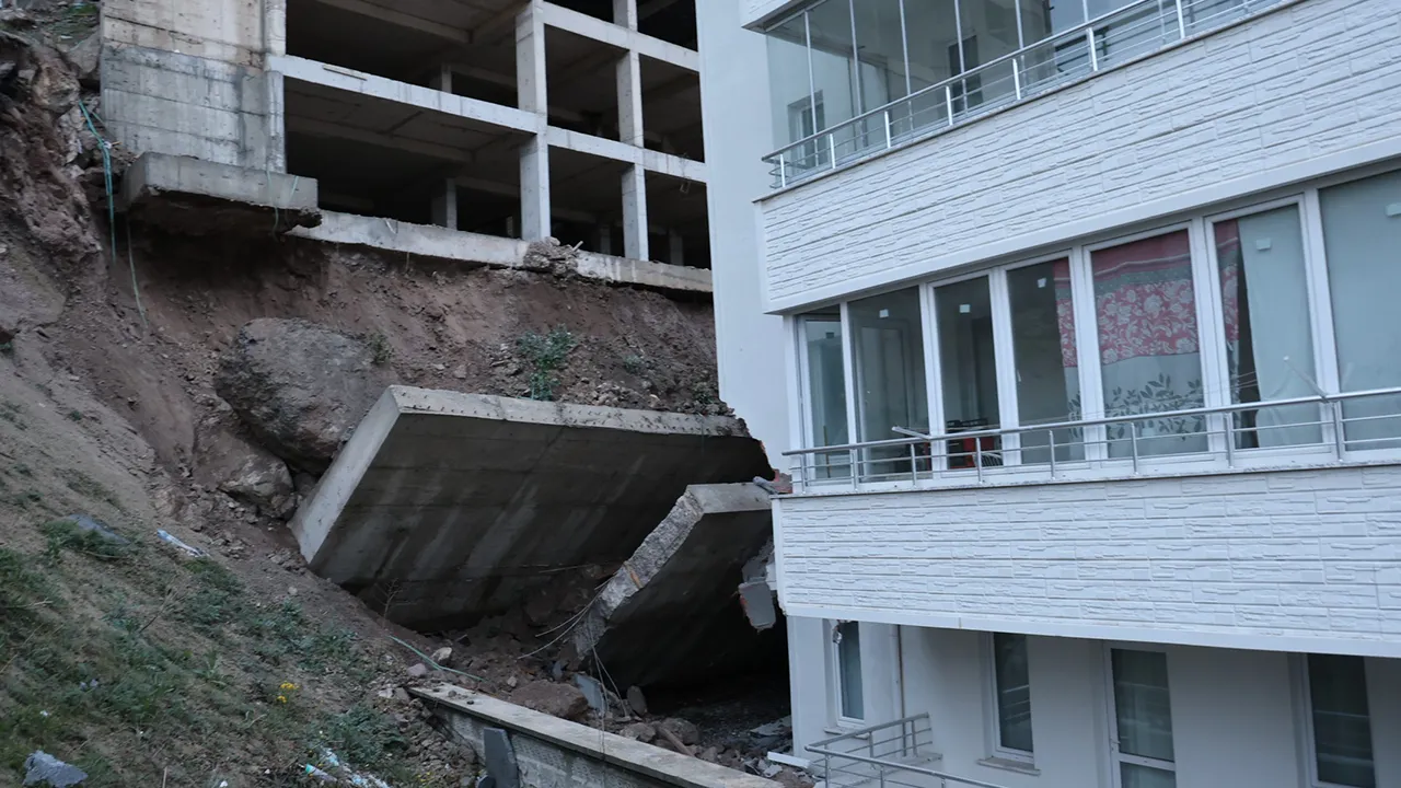 İstinat duvar çöktü, sesi duyan deprem sandı! 10 daire tahliye edildi 