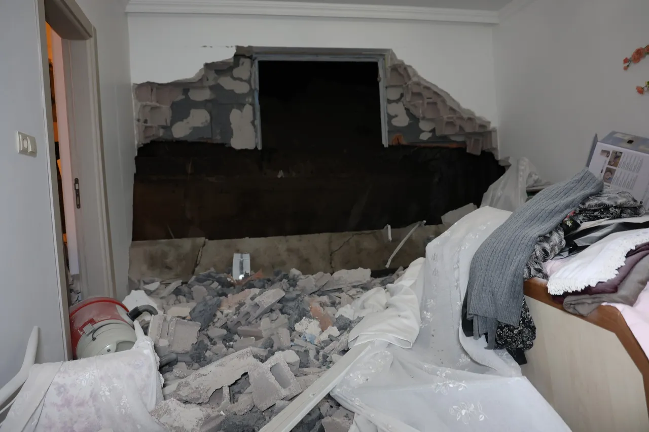 İstinat duvar çöktü, sesi duyan deprem sandı! 10 daire tahliye edildi