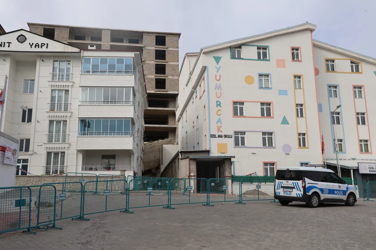 İstinat duvar çöktü, sesi duyan deprem sandı! 10 daire tahliye edildi