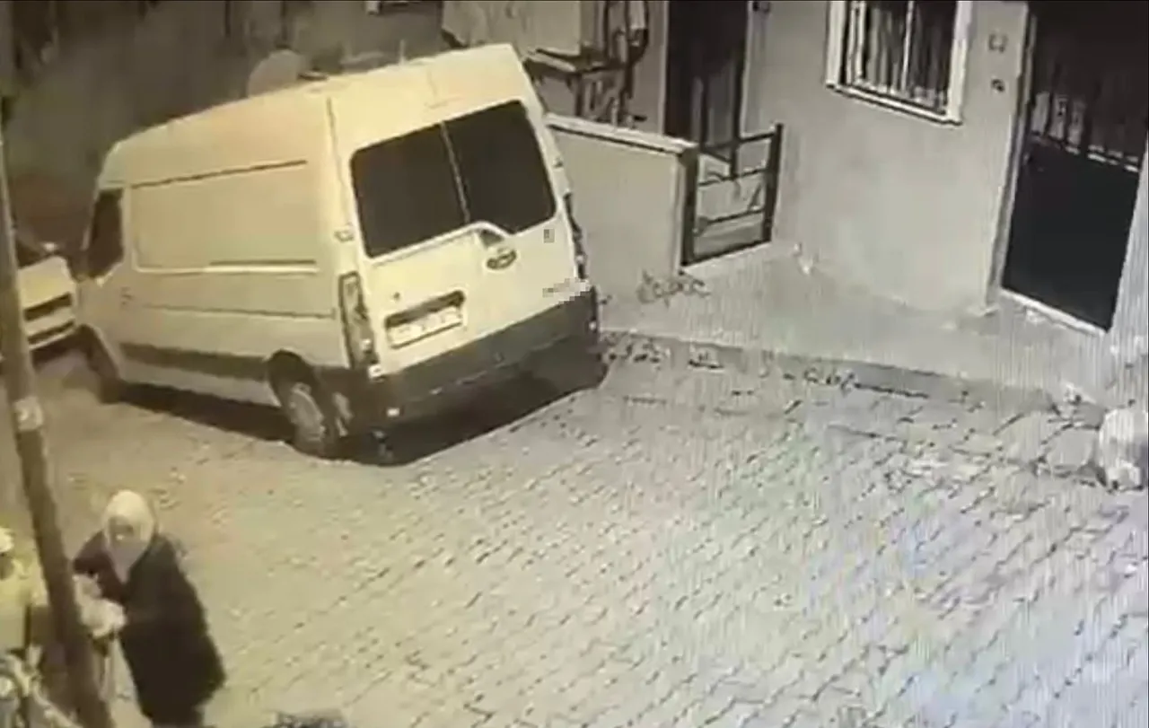 Kağıthane'de korku dolu anlar! Direğe dokunan 8 yaşındaki çocuğu elektrik çarptı… Tek hamleyle oğlunu kurtardı