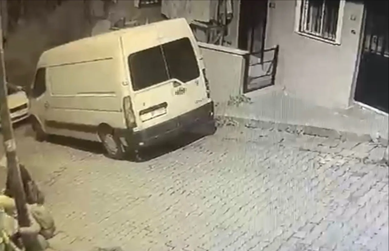 Kağıthane'de korku dolu anlar! Direğe dokunan 8 yaşındaki çocuğu elektrik çarptı… Tek hamleyle oğlunu kurtardı