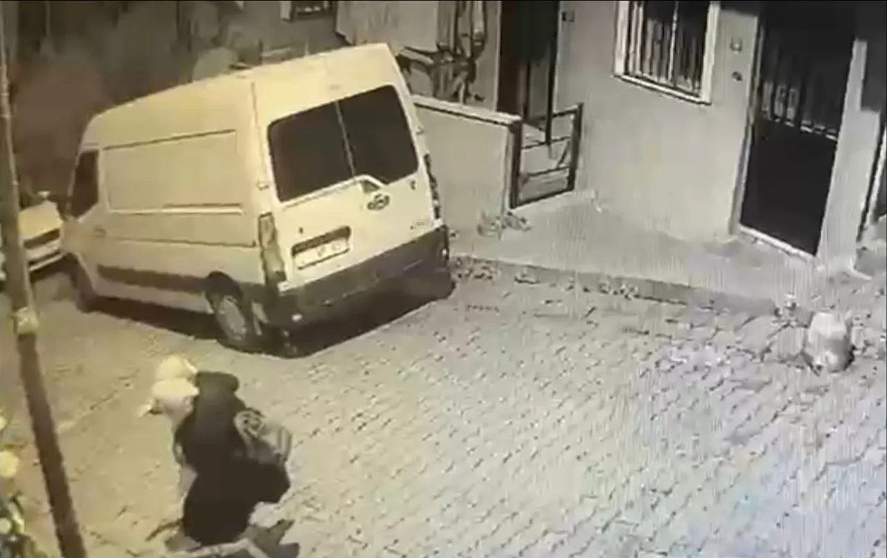 Kağıthane'de korku dolu anlar! Direğe dokunan 8 yaşındaki çocuğu elektrik çarptı… Tek hamleyle oğlunu kurtardı