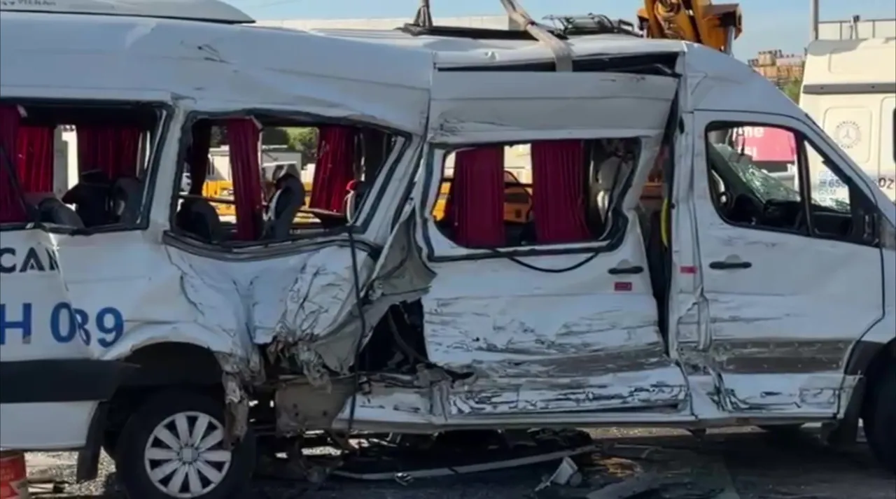 Kocaeli'de işçi servisi tırla çarpıştı! Çok sayıda yaralı var