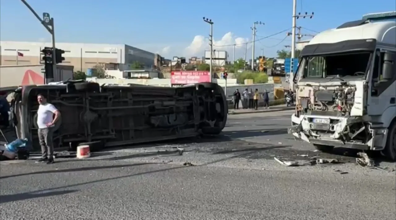 Kocaeli'de işçi servisi tırla çarpıştı! Çok sayıda yaralı var