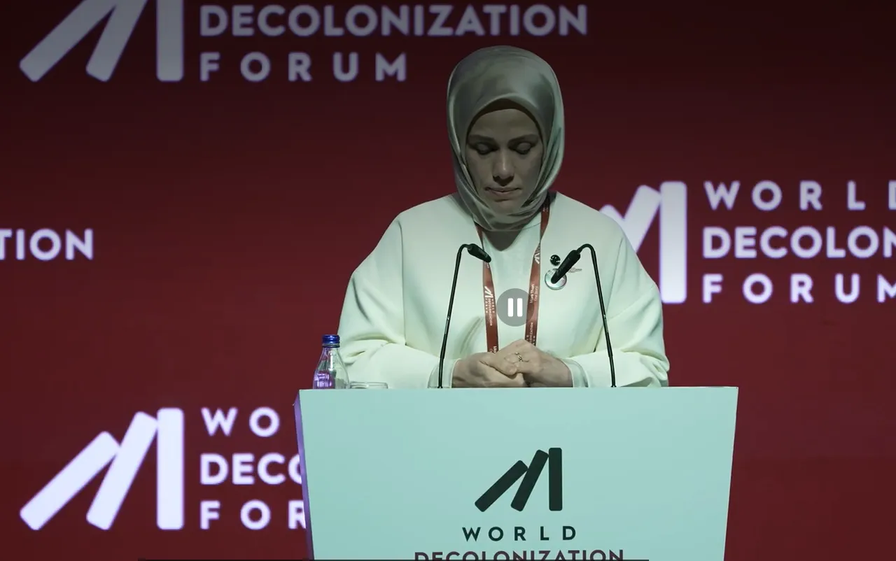 NUN Eğitim ve Kültür Vakfı Yönetim Kurulu Başkanı Esra Albayrak  World Decolonization Forum unda konuştu