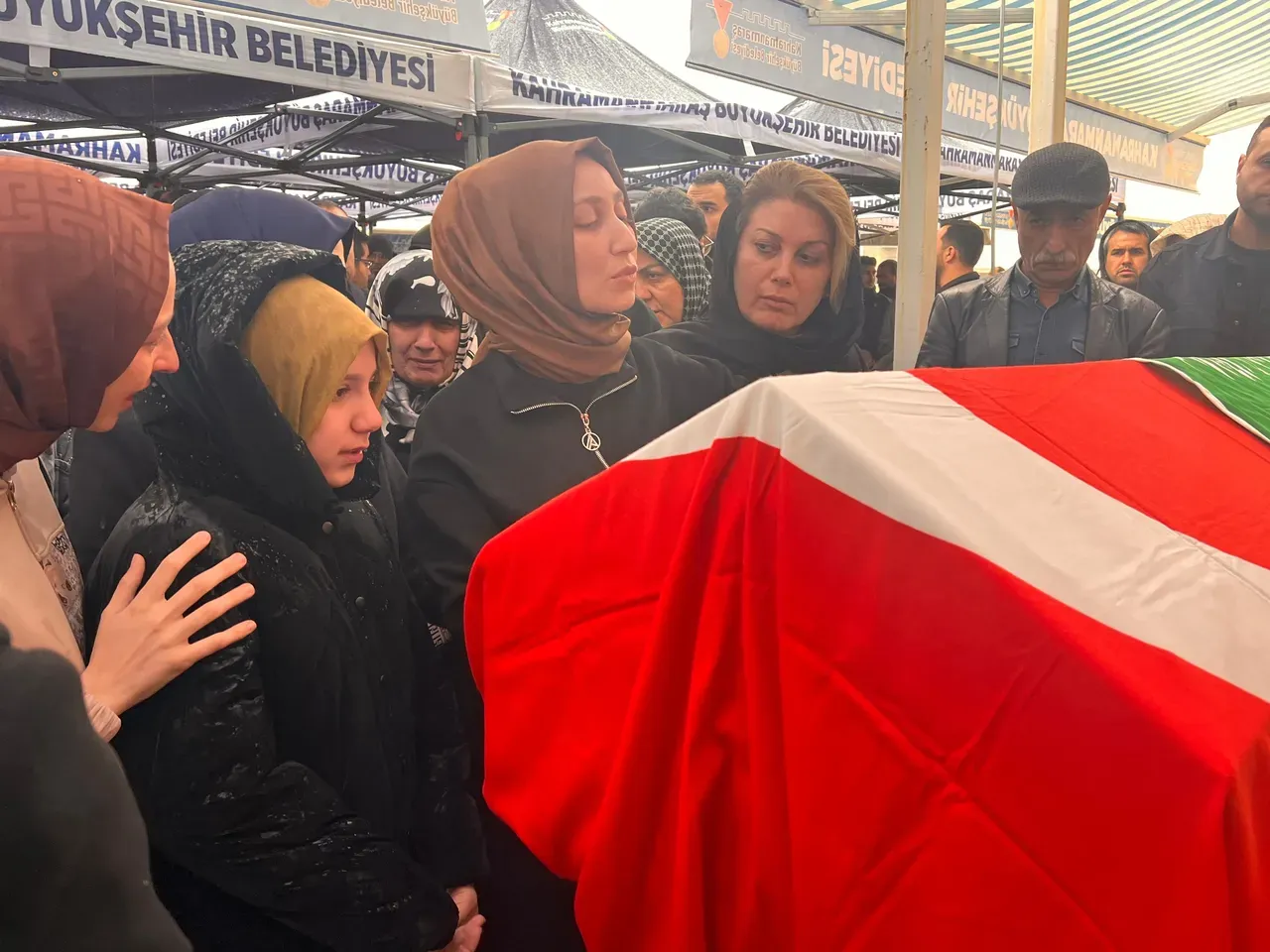 Okul saldırısında ölmüştü! Almina Ağaoğlu’nun mezarı pembeye boyandı…Yürek dağlayan notlar