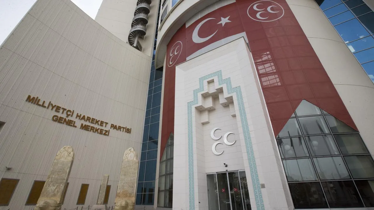 "Önce KHK’lıları halletsinler" diyen Arınç'a MHP'den sert sözler: "Siyaset fosili, FETÖ kuryesi"