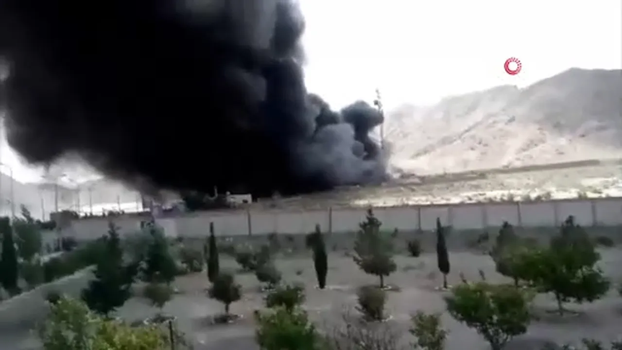 Pakistanda gümrük deposunda yangın! Dumanlar gökyüzünü kapladı, yaralılar var