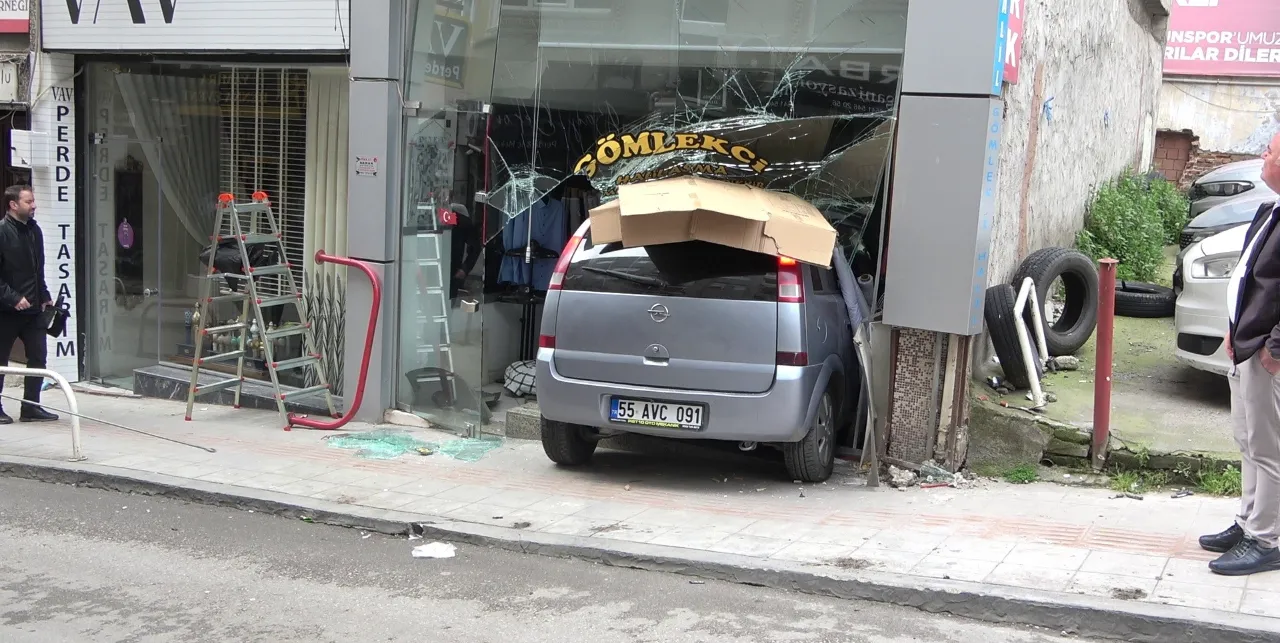 Samsun'da korkutan kaza! Kontrolden çıkan otomobil terzi dükkanına daldı